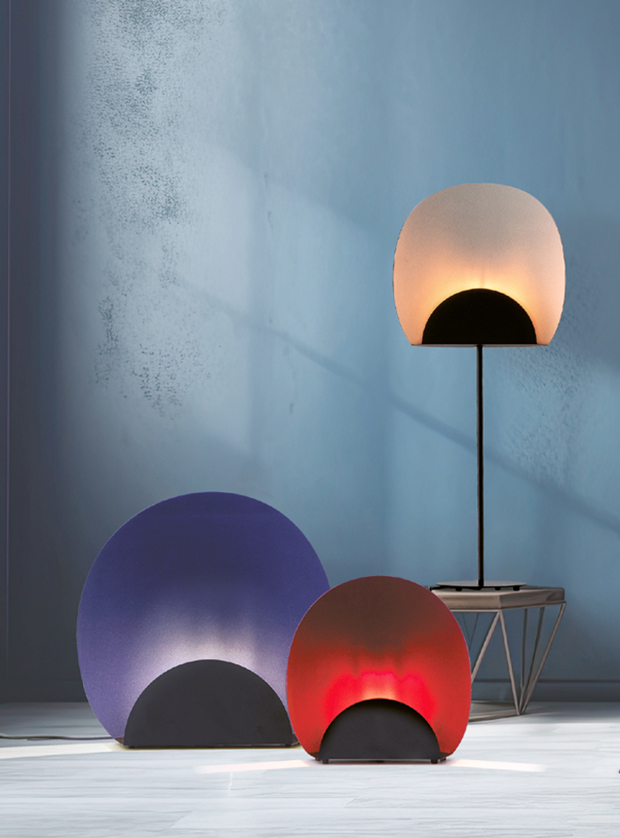 Crepuscule- Chape&Mache - Flame et Luce interiueur collection rouge beige et bleu en lampe à poser et lampadaire