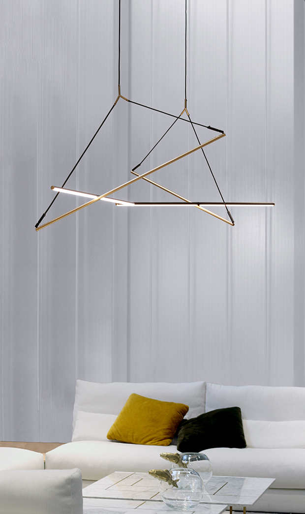 Funamabule - luminaire, suspension - Edition chez Roche Bobois - Double avec canapé et vase